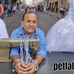Encadenado a su sueño: Emprendedor de Petlalcingo protesta por clausura de su negocio de vestidos de novia en Puebla capital