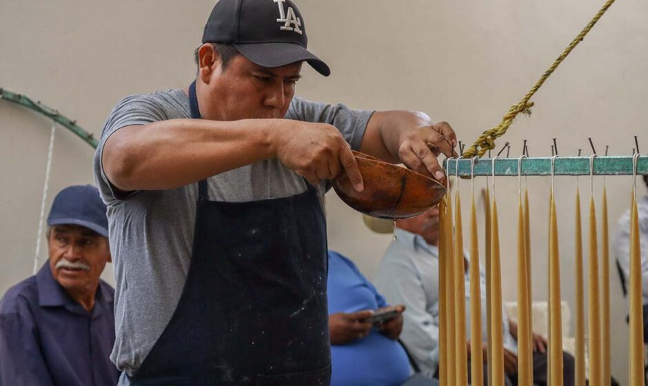Artesano elabora velas a mano durante la labranza de cera en honor al Señor del Calvario, tradición religiosa previa a la feria de Petlalcingo
