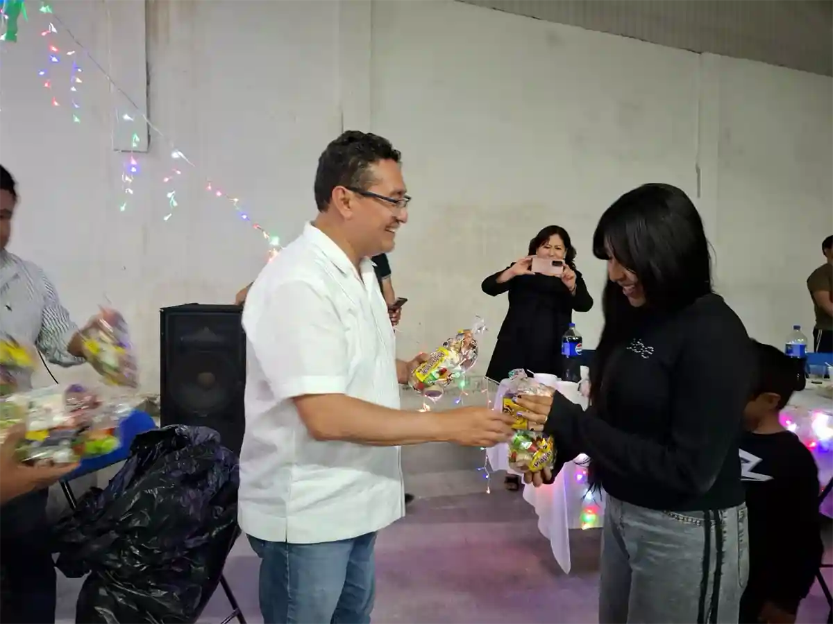 Pavel Gaspar en entrega de aguinaldos a niñas y niños de Acatlán de Osorio